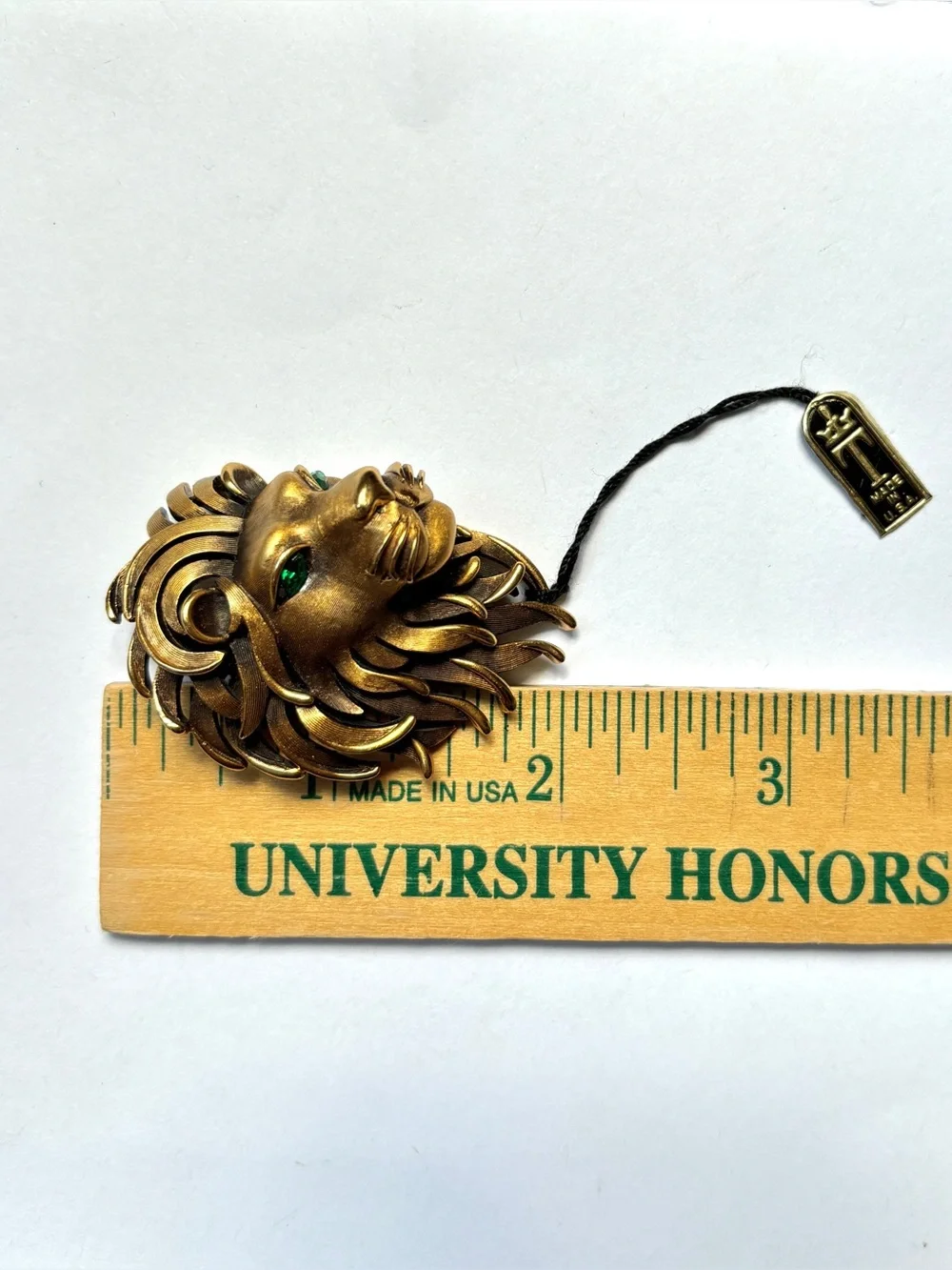 Vintage Crown Trifari golden lions head with green eyes brooch pin NWT